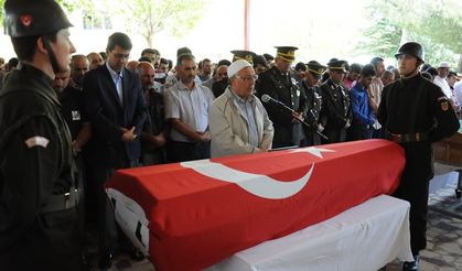 Türkoğlu'ndaki kazada hayatını kaybeden asker ve arkadaşı toprağa verildi