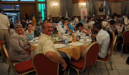 Kahramanmaraş'ta koruyucu aileler ile çocuklar iftarda buluştu