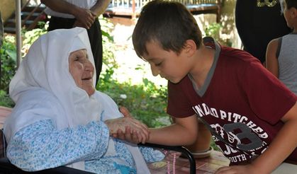 Asırlık nine torun ve çocuklarının toplanma merkezi