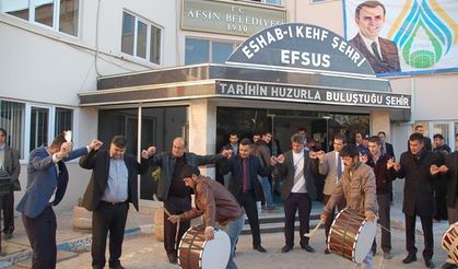 Mahir Ünal'ın bakanlığı davul zurnayla kutlandı