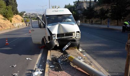 İşçi servisi aydınlatma direğine çarptı: 6 yaralı