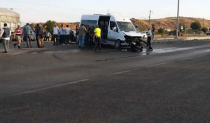 Okul servisi ile otomobil çarpıştı: 1 bebek öldü, 16 kişi yaralandı