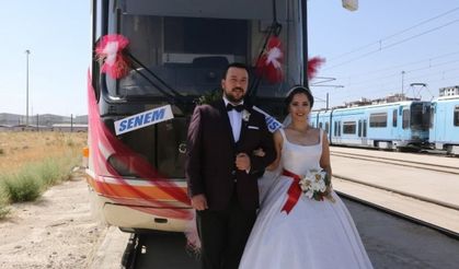 Evlenen Vatman çiftin gelin aracı Tramvay oldu