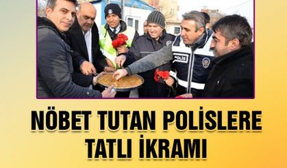 Kahramanmaraş’ta nöbet tutan polislere tatlı ikram edildi