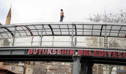 Üst geçitte bıçakla kendini yaralayan arkadaşını üzerine atlayarak durdurdu