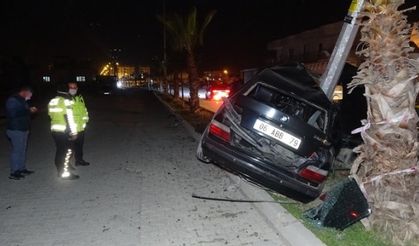 Adana'da elektrik direğine çarpan otomobil sürücüsü yaralandı!