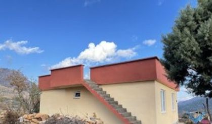 Kahramanmaraş'ta ihtiyaç sahibi 4 çocuklu aileye ev yapıldı