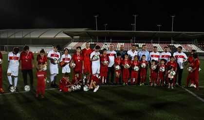 Kahramanmaraş'ta protokol üyeleri, şehit ve gazi çocuklarıyla futbol oynadı