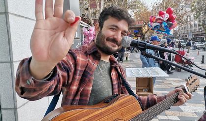 Kahramanmaraş’ta Gitarı İle Seslendirdiği Türkülerle Sokakların Sesi Oldu!