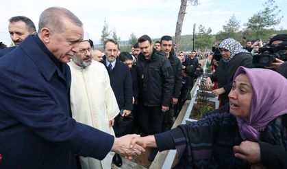 Cumhurbaşkanı Kahramanmaraş'ta Deprem Şehitliğini Ziyaret Etti!