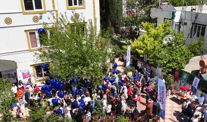 Kahramanmaraş'ta Otizme Dikkat Çekmek İçin Mavi Balonlar Gökyüzüne Bırakıldı!