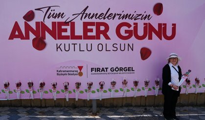 Kahramanmaraş sokakları Anneler Günü’nde kırmızı güllerle süslendi