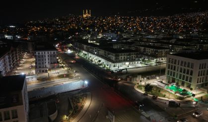 Kahramanmaraş'ta Kuddusi Baba Bulvarı çift yönlü sıcak asfaltla yenileniyor