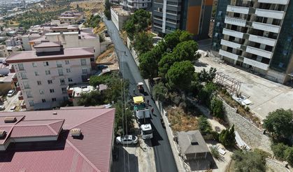 Kahramanmaraş’ta 1,5 Kilometrelik Cadde Sıcak Asfaltla Yenileniyor