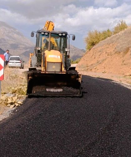 Kahramanmaraş Büyükşehir Ekinözü'nde Yol Çalışmalarına Hız Verdi: Demirlik Grup Yolu Gelişiyor