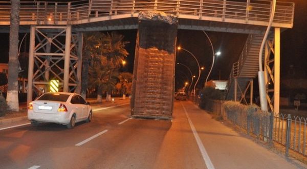 Mersin'de kamyon köprüye çarptı!