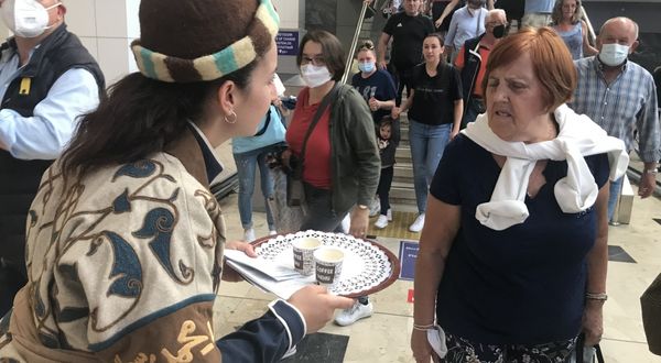 Antalya'da turistlere Türk Mutfağı Haftası" kapsamında şerbet dağıtıldı