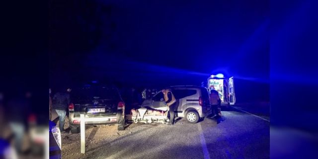 Antalya'da çarpışan iki otomobilde 2 kişi yaralandı!