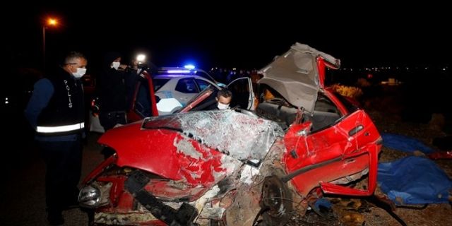 Antalya'da kamyon ile otomobilin çarpışması sonucu 2 kişi hayatını kaybetti!