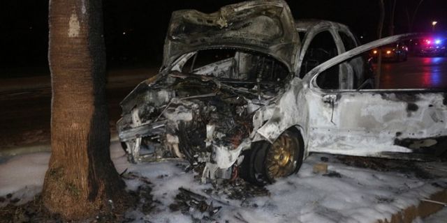 Adana'da refüje çarpan otomobil yandı!