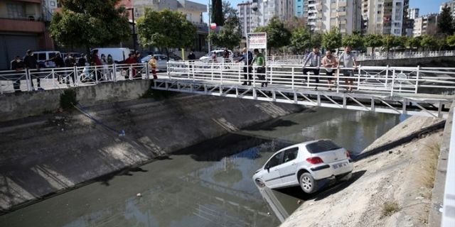 Adana'da otomobil sulama kanalına devrildi!