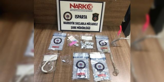 Isparta'da sokakta uyuşturucu satan 3 şüpheli gözaltına alındı!