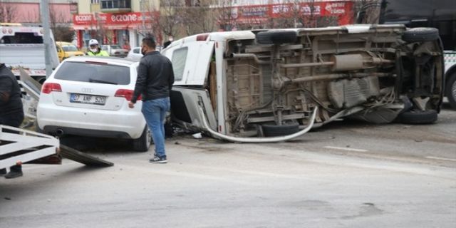 Isparta'da otomobil ile minibüs çarpışmasıyla 6 kişi yaralandı!