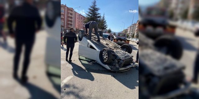 Isparta'da otomobil refüje çarptı: 1 yaralı