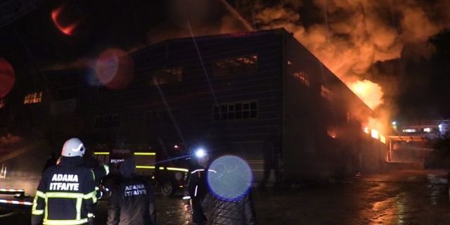 Adana'da ıslak mendil ve pet üretimi yapan bir fabrikada nedeni henüz bilinmeyen bir sebepten yangın çıktı