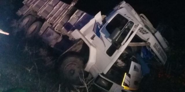 Mersin'de yoldan çıkarak devrilen kamyonun sürücüsü yaralandı