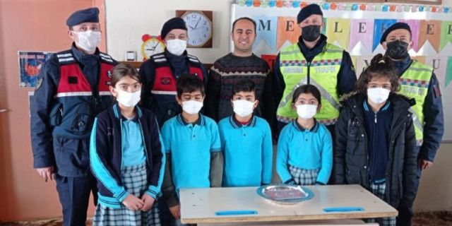 Kahramanmaraş'ta Jandarma öğrencilere trafik eğitimi verdi