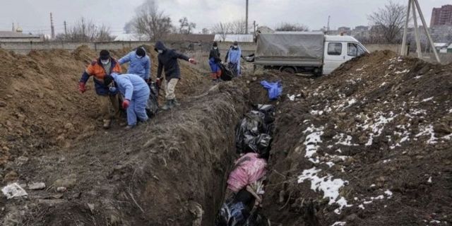 Savaşın en acı görüntüleri! Ukrayna'da sivil kayıplar için toplu mezarlar kazılıyor