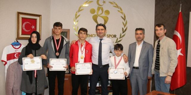 Cemil Boz, Türkiye Wushu-Kungfu Şampiyonası'nda Madalya Alan Sporcuları Makamında Kabul Etti
