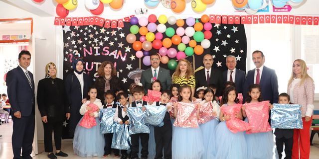 Yusuf Kahraman: 'Halk Eğitimi Merkezimizin yaptığı hediyeleri İlkokulumuzdaki çocuklarımıza takdim ettik'