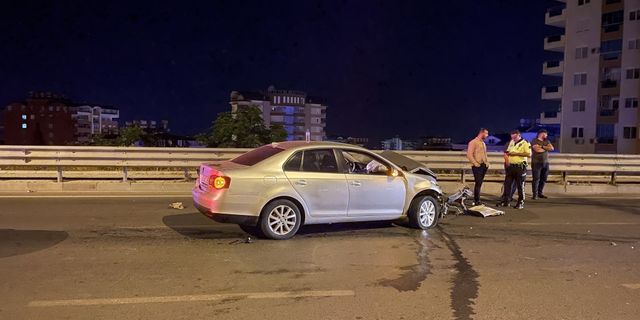 Alanya'da eşinin kaza yaptığını gören sürücü refüje çarptı