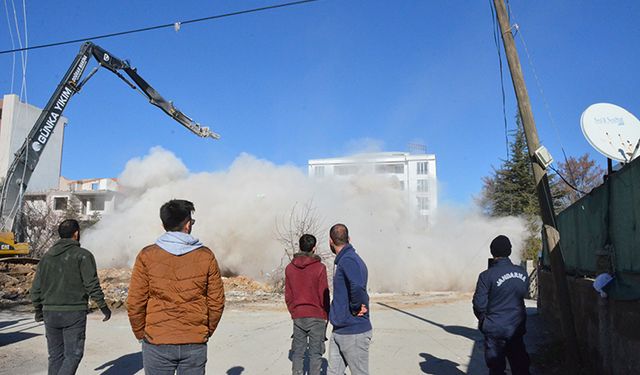 Kahramanmaraş'ta Ağır Hasarlı Binaların Yıkımı Devam Ediyor!