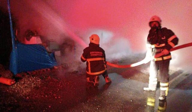 Adıyaman'da Korkutan Yangın: 2 Konteyner Kül Oldu!