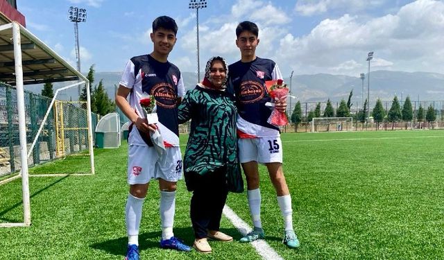 Kahramanmaraş'ta Futbol Tarihine Geçen Kadın Başkana Yeşil Sahada Sürpriz!