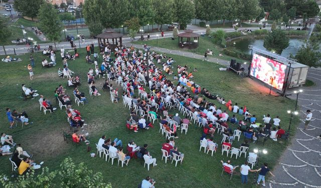 Kahramanmaraş'ta Futbol Coşkusu: Türkiye-Gürcistan Maçı Dev Ekranda!