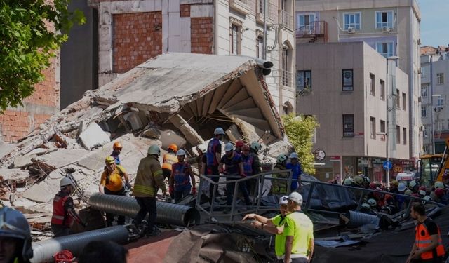 İstanbul'da Çöken Apartmanda 1 Kişi Hayatını Kaybetti: Yan Bina da Yıkılma Tehlikesi Altında!