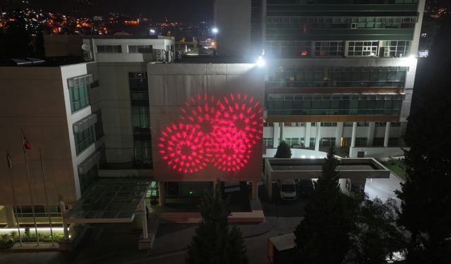 Kahramanmaraş'ta Belediye Binası Kırmızı Işıkla DMD Hastalığına Dikkat Çekti!