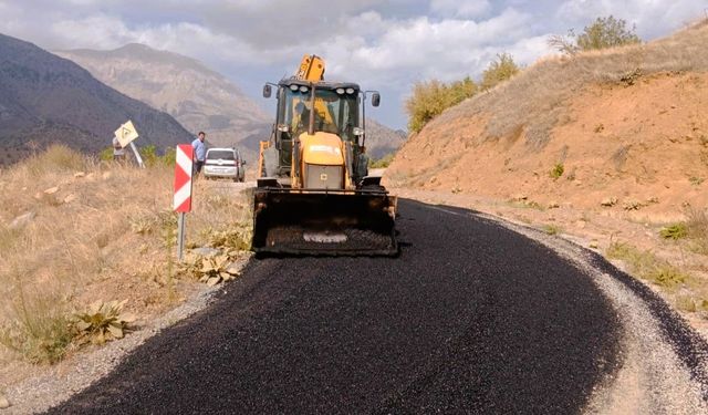 Kahramanmaraş Büyükşehir Ekinözü'nde Yol Çalışmalarına Hız Verdi: Demirlik Grup Yolu Gelişiyor