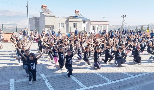 Fatmalı ilkokulu ve ortaokulunda 29 Ekim Cumhuriyet Bayramı coşkusu