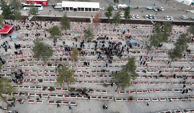 Kahramanmaraş'ta Deprem Şehitleri Kabirleri Başında Anıldı!