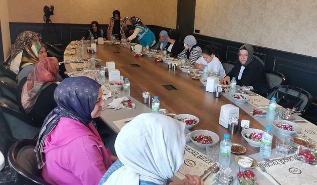 Kahramanmaraş’ta Depremzede Anneler İçin Gönül Sofrası Kuruldu