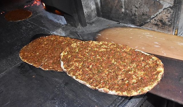 Antep lahmacununun içinde özellikle hangi malzeme bulunmaz? Sarımsak, maydanoz, soğan, yeşil biber.