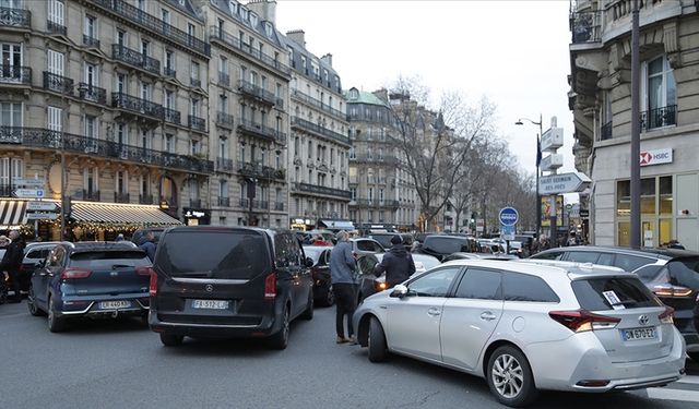 Paris’te Olmayan Şey Şaşırttı: Bu Trafik Levhası Şehirde Kullanılmıyor