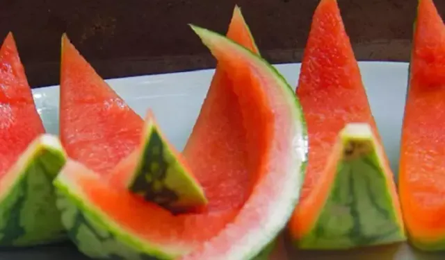 "Ayağının Altına Karpuz Kabuğu Koymak" Deyimi: Anlamı ve Hikayesi