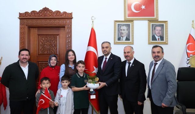 Onikişubat’ta 23 Nisan Geleneği Sürdü: Başkan Koltuğu Minik Halil Sami’ye Emanet