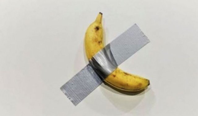 Duvara bantlanmış muz eserinin asıl adı nedir?